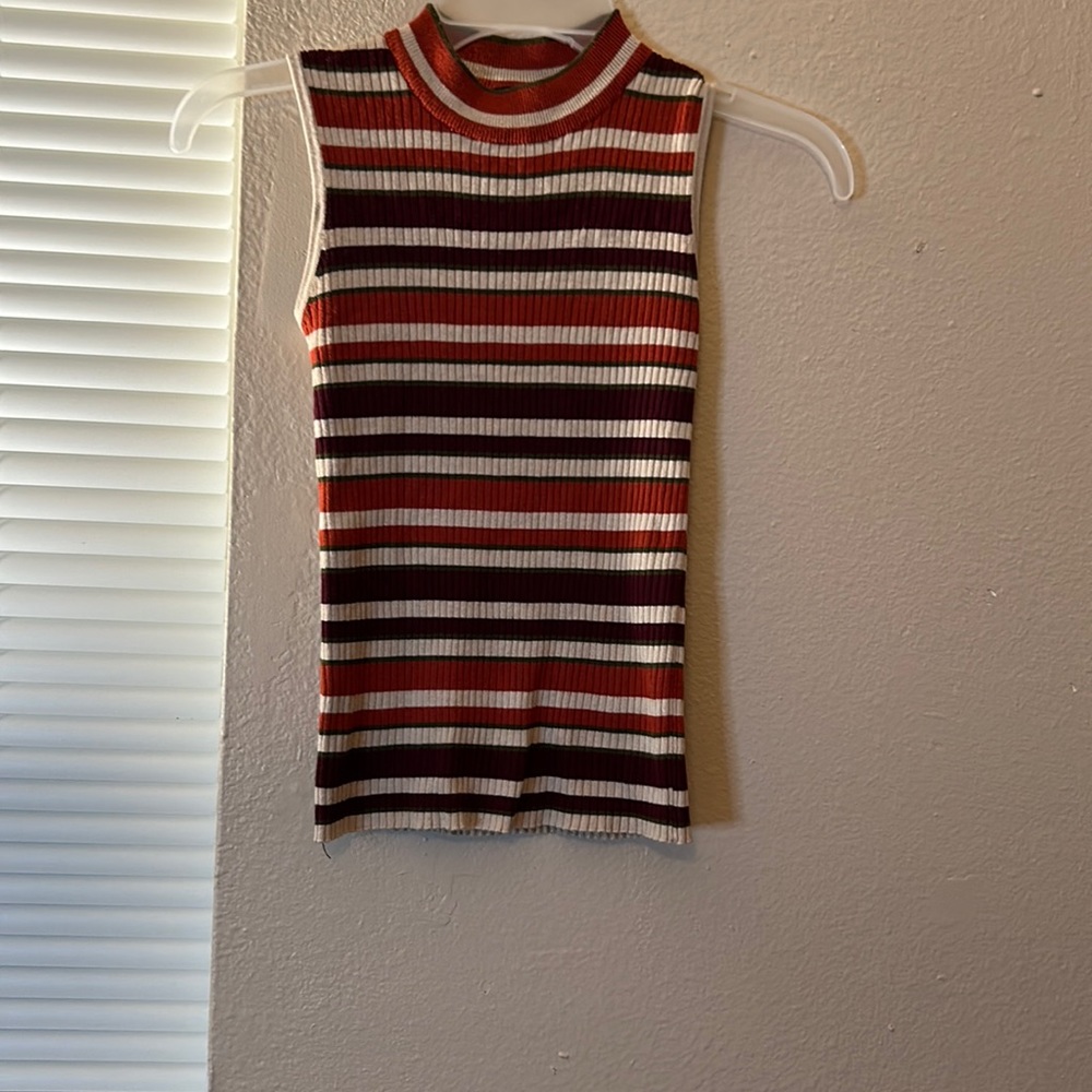 Small sweater with no sleeves never been worn at all